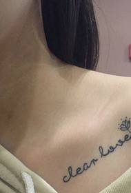 Mala svježa engleska tetovaža tetovaže ispod ogrlice vrlo je lijepa