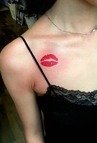令人羨慕的鎖骨下的紅唇紋身圖片