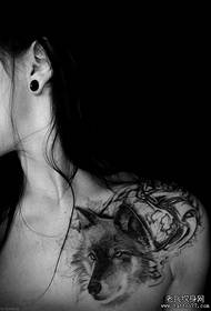 skaists sieviešu klaviķu vilku galvas tetovējuma modelis