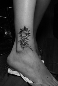 modello di tatuaggio alla caviglia semplice e bello