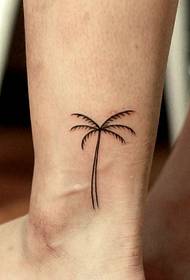 pola tato pohon kelapa kecil dengan kaki telanjang