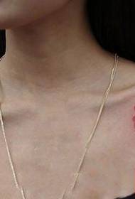modello di tatuaggio floreale bella clavicola di bellezza