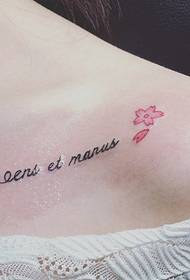 Scarlet klein vers Engels en kersenbloesem tattoo-patroon