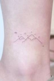 foto di tatuaggio minimalista alla caviglia