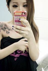 modello di tatuaggio fresco rosa piccola spalla bellezza