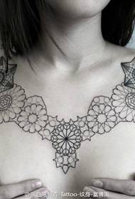 clavicle leathnaithe go dtí an cófra tattoo figiúr geoiméadrach