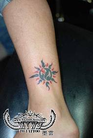 krásne tetovanie slnka totem na členku