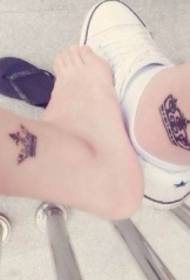 mudellu di tatuaggi di a corona in ankle in coppia