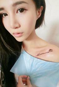 bella ragazza clavicola tatuaggio lettera inglese