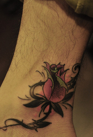 popolare modello di tatuaggio rosa delicato alla caviglia