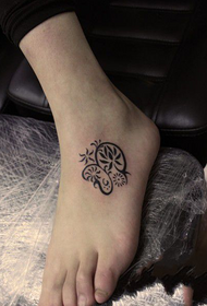 disegno del tatuaggio piccolo totem creativo collo del piede