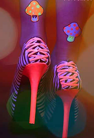 腳跟上的顏色蘑菇熒光紋身