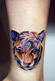 Hanka nortasun koloreko tigre burua tatuaje eredua