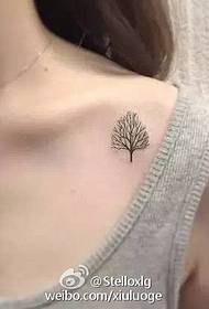 un piccolo disegno del tatuaggio dell'albero nella clavicola