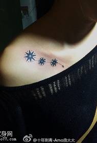 Kelios žvaigždžių tatuiruotės prie „Clavicle“