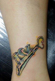 modello di tatuaggio chiave Peugeot gamba della ragazza