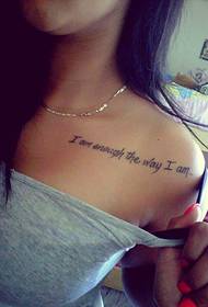 le ragazze hanno un piccolo tatuaggio inglese fresco