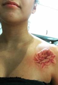 tatŵs merch ferch o dan y llun tatŵ rhosyn clavicle