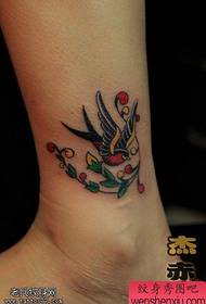 disegno del tatuaggio rondine color caviglia