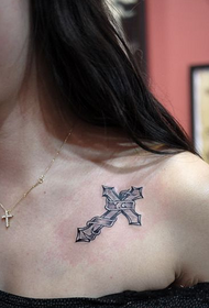 Татуювання хреста для дівчаток на грудях