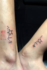 coppie sulle caviglie, tatuaggi ECG