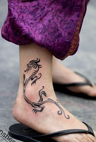 enkel personlighet totem dragon tatuering mönster på flickans ankel