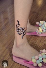 tatuagem de totem de tornozelo fresco e simples