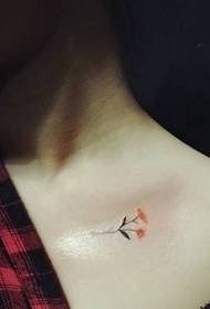 tatuaggio tatuaggio ragazza clavicola piccolo fiore