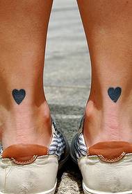 πόδι όμορφο σε σχήμα καρδιάς χαριτωμένο τατουάζ