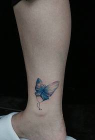 goli uzorak tetovaže leptira u boji na bočnoj strani stopala