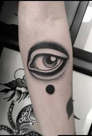 Una serie di disegni creativi del tatuaggio dell'occhio spinoso grigio-nero