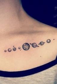 Tatuering planetflicka clavicle på svart planet tatuering bild