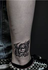 kulkšnis juodai balta Žuvų tatuiruotės modelio nuotrauka