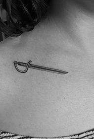 татуировка меча на ключице