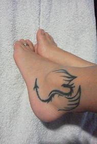 драконова татуювання з крилами на щиколотці