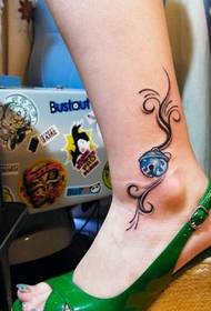modello di tatuaggio campana dipinto a piedi nudi della ragazza