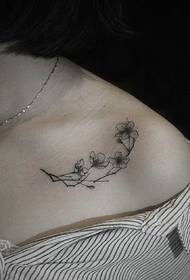 ragazze sotto la clavicola del bellissimo disegno del tatuaggio floreale