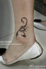 dobar izgled gležnja na uzorku tetovaže totemskog škorpiona