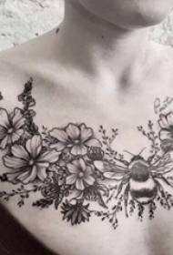 tatuo clavicle virina knabino sur la kolumbo sur abelo kaj floro tatuaj bildoj
