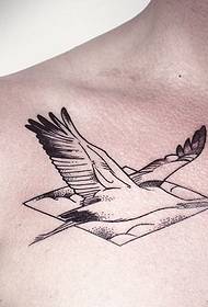 Motivo tatuaggio linea di puntura geometrica della gru della clavicola