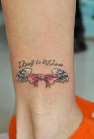 एक छोटे धनुष और पंख टैटू पैटर्न के साथ लड़की का पैर