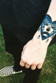 ragazzi sul braccio dipingevano linee geometriche sfumate occhi e immagini di tatuaggi a cuore