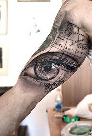 Domhanleithead dubh agus domhanfhad dubh patrún tattoo réalaíoch réadúil na hEorpa agus Mheiriceá