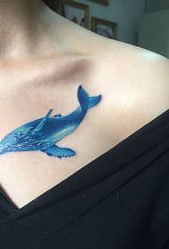 fata sub claviculă un mic model de tatuaj Dolphin