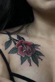ສາວ tattoo tattoo tattoo clavicle ຍິງໃສ່ກະດູກຄໍຮູບແຕ້ມຮູບດອກໄມ້ tattoo