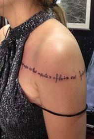 Modello di tatuaggio inglese con grande braccio e clavicola