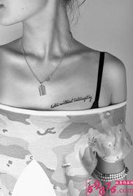 清新 英文 Tatuaje de clavícula en blanco y negro