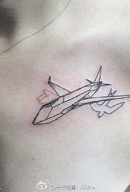 modello di tatuaggio aereo sulla clavicola