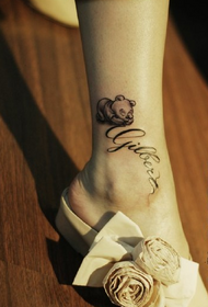 moteriška kulkšnies tatuiruotė su meškiuku