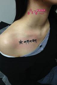 liten färsk sanskrit clavicle tatuering bild